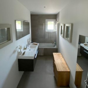 Separate bathroom with a bathtub Separate bathroom with a bathtub